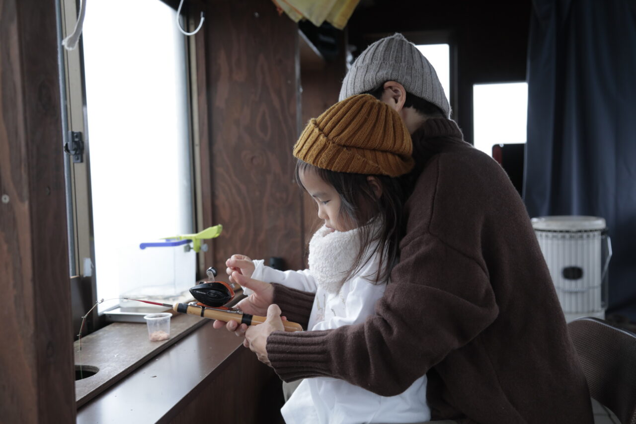 はじめてのワカサギ釣りに湖へ